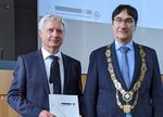 Dr. Bernhardt Karich hält die Ernennungurkunde in der Hand, neben ihm WHZ-Rektor Prof. Stephan Kassel mit Amtskette.