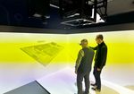 zwei Männer stehen in einem VR-Raum