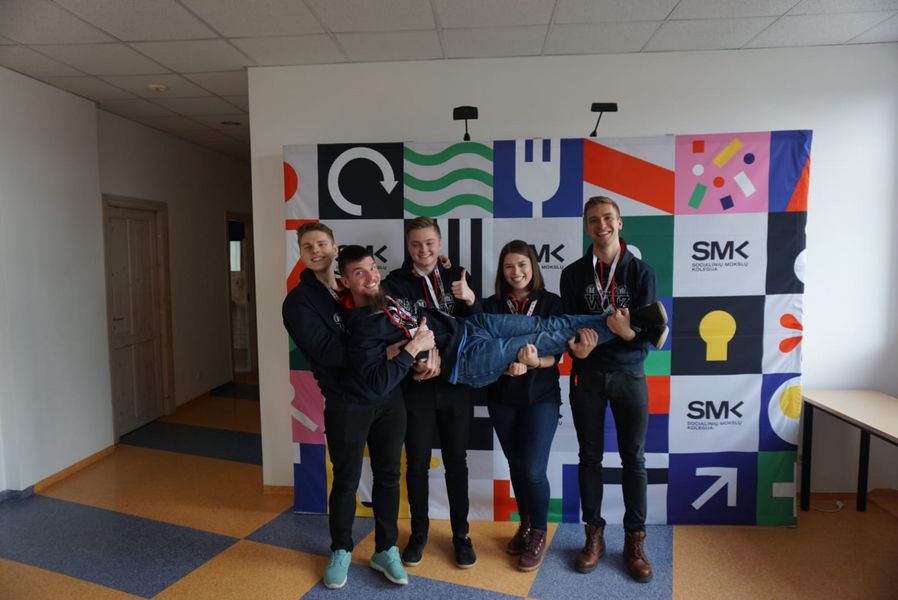 Gruppenfoto: Das Deutsche Team mit 5 Studierenden.