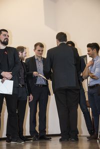 Foto: Absolventen erhalten eine persönliche Gratulation und bekommen die Urkunden überreicht.