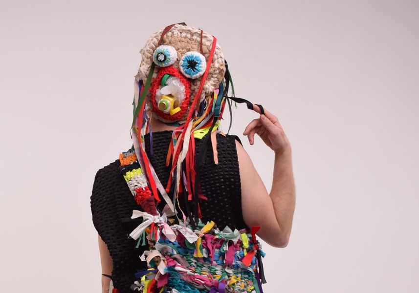 Foto: Ein Modell trägt Upcycling-Mode, die aus entsorgten und wiederverwerteten Textilien entworfen wurde. 