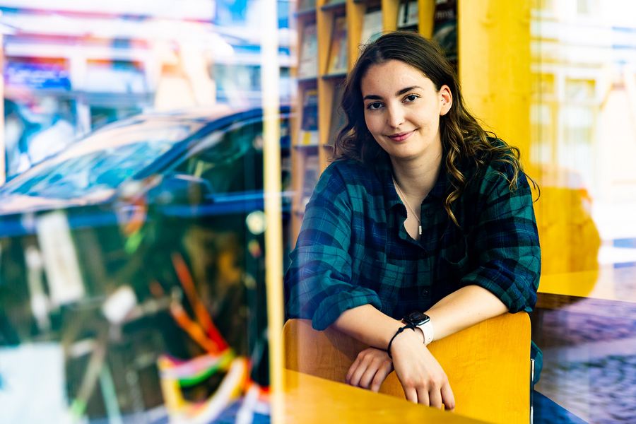 Eine Studierende in der Hochschulbibliothek