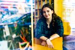 Eine Studierende in der Hochschulbibliothek