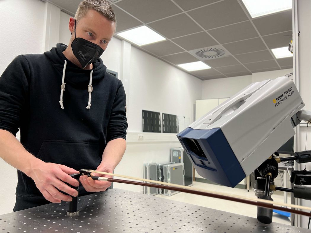 Foto: Person an einem Vibrometer