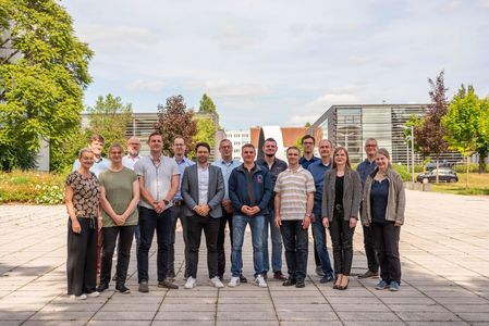 Fotografiert sind die Mitglieder des IEV mit dem AHB und dem Looping im Hintergrund | Quelle:WHZ