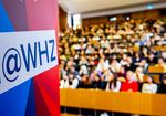 Blick in einen vollbesetzten Hörsaal.