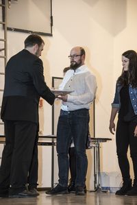 Foto: Absolventen erhalten eine persönliche Gratulation und die Überreichung der Urkunden.