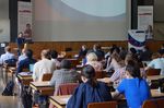 Foto: 14. Zwickauer Forum für Betriebswirtschaft, Geschäftsführender Direktor des IfB, Prof. Dr. habil. Dr. h. c. Bernd Zirkler, begrüßt die Teilnehmende in der Aula auf dem Campus Scheffelstraße (Quelle: IfB/Luise Langer)