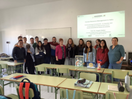 Gruppenfoto: Studierende stehen in einem Lehrraum.