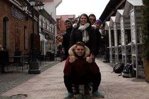 Foto: Gruppenbild in einer Gasse der Stadt.
