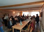 oto: Studierende sitzen in einem Konferenzraum der Friweika eG und unterhalten sich.
