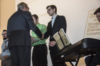 Foto: Sieben Absolventen erhalten eine Gratulation und bekommen ihre Urkunden überreicht.