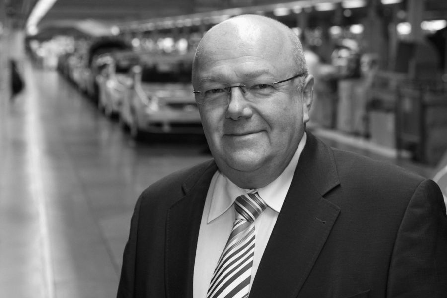Bild: Professor Siegfried Fiebig steht vor Fahrzeugen vom Typ Volkswagen.