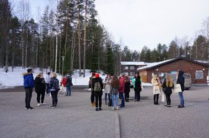 Foto: Eine Gruppe Studierender steht auf einem Platz.