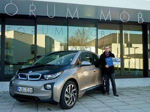 Frank Danneberg mit dem BMW i3 vor dem Forum Mobile der WHZ