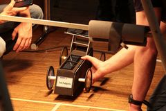Foto: Ein Solar Modellauto wird an einer Startposition platziert. 