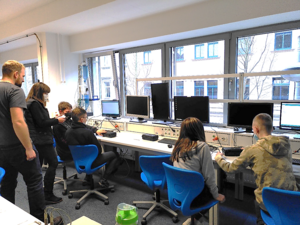 Schüler beim Testen der Alarmanlage