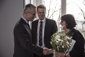 Foto: Aula Scheffelberg. Einer Frau wird gratuliert.