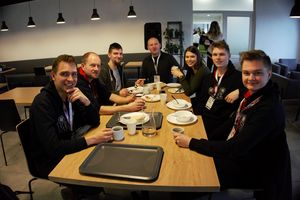 Foto: Ein Gruppe studierender sitzt zusammen an einem Tisch beim essen.