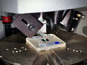 Foto: Taktiles Profilometer mit Probe (Quelle: WHZ / J. Saupe)