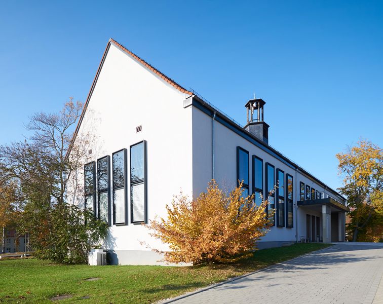 Ein Gebäude mit Turm