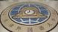 Foto: Ein Fußbodenbild. Logo der Tianjin Foreign Studies University.