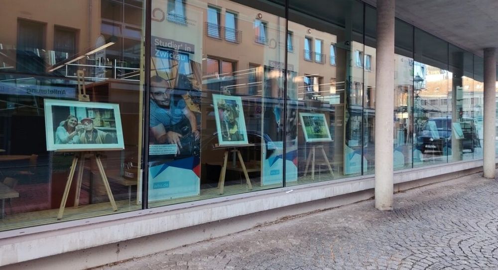 Blick in die Schaufensterfront der Hochschulbibliothek