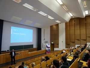 Foto: Dipl.-Ing. Jürgen Schleier hält einen Vortrag, Publikum in einem Hörsaal