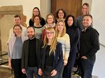 Gruppenbild mit mehreren Personen - gelöste Stimmung