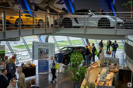 Foto: Besucher in der Ausstellung.