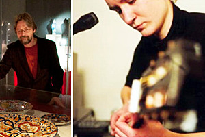 Foto: 1 Mann präsentiert ein Ausstellungstück in der Galerie. Ein anderer Mann spielt auf einer Gitarre.
