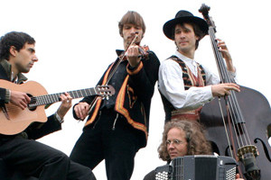 Gruppenbild: Dresdner Band ZIGANIMO. Konzertabend in der Galerie mit ZIGANIMO