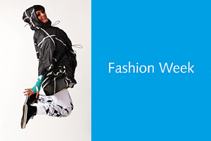 Foto: Model springt in die Luft. Flyer. Berliner Fashion Week