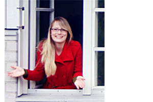 Foto: Eine Studentin schaut aus einem Fenster. Erster Abschluss im internationalen Studienprogramm Double Degree Fashion Design