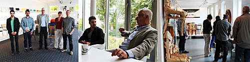 Fotocollage: 3 Bilder. Eine Gruppe Studenten des 8. Semesters Holzgestaltung, Produkt- und Objektdesign, bekamen als Auszeichnung die Gelegenheit zu einer Exkursion nach Frankenberg zur Firma THONET. 