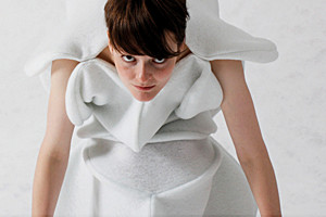 Werbebild: Model präsentiert ein Kleid. Studienberatung, Mappenberatung, Werkstattrundgänge, Gespräche in Schneeberg, Studienberatung in Zwickau 