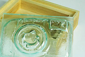 Foto: Eine Casket Kamera. Drei Schneeberger Studierende im ERASMUS-Kunstkalender 2013 vertreten