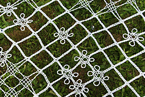 Foto: Die Studienrichtung Textilkunst / Textildesign beteiligt sich mit einem Exponat an der Ausstellung Experiment Textil im Garten der Schaustickerei Plauen zum Thema „SINNESLANDSCHAFTEN“