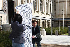 Foto: Enthüllung einer Gedenk-Stele am Gebäude Lessingstraße Zwickau. Der Flächenentwurf der Verhüllung stammt von der Studentin Julia Rudolf und wurde mit der neuen Digitaldrucktechnik realisiert.