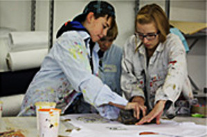 Foto: Kinder beim basteln. Tagesmotto "WIR MACHEN DRUCK"