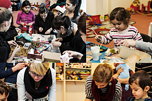 Fotocollage: Studierende besuchten die vor allem aus Tschetschenien, Georgien, Syrien und Afghanistan stammenden Asylbewerber in der Erstaufnahmeeinrichtung