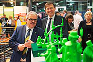 Foto: Ausstellung „Der Erzgebirgskreis – Die Wirtschaftsregion – die Erlebnisheimat“. Ausstellung der Angewandten Kunst Schneeberg im Sächsischen Landtag, Dresden. Fotos und Text: landtag.sachsen.de/de/aktuelles/veranstaltungen/11337.aspx, Oliver Killig.