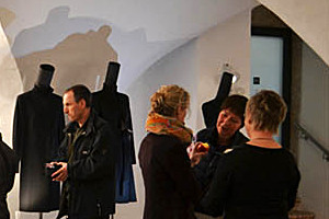Foto: Besucher stehen in der Hochschulgalerie zusammen und unterhalten sich. Hochschulgalerie für Nachtschwärmer + Studienberatung. Die "Galerie Angewandte Kunst Schneeberg" öffnet am Sonnabend, den 9. Mai 2015, ihre Türen ausnahmsweise auch abends und in der Nacht.