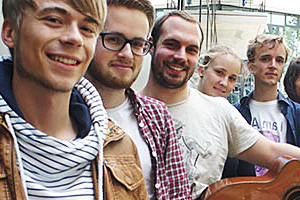 Foto: Gruppenbild mit 5 Personen. Studenten der Dresdner Hochschule für Musik Carl Maria von Weber spielen ein exklusives Konzert in der Merzvilla.Studenten der Dresdner Hochschule für Musik Carl Maria von Weber spielen ein exklusives Konzert in der Merzvilla
