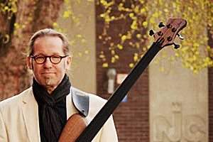 Foto: Ralf Gauck mit Gitarre. Konzert. Ralf Gauck ist auf der Bassgitarre HAUTNAH zu erleben.