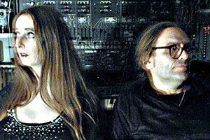 Foto: Livekonzert mit Hamburger Szenestars in der Galerie Angewandte Kunst Schneeberg im Schloss Lichtenwalde.