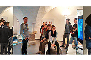 Fotoreihe: 3 Bilder. Exposition "strings". Musikinstrumentenausstellung in der Galerie Angewandte Kunst Schneeberg erfolgreich zu Ende gegangen.