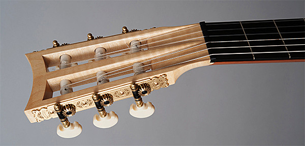Foto: Kopfplatte einer Gitarre. 23. Ausstellung "strings". Kunst, Handwerk, Wissenschaft – Musikinstrumentenbau als Hochschulstudium 