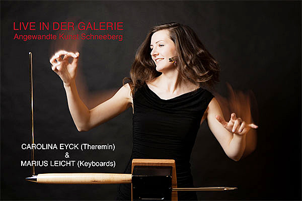 Foto: Carolina Eyck mit ihrem Theremin