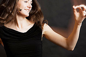 Foto: Carolina Eyck mit ihrem Theremin